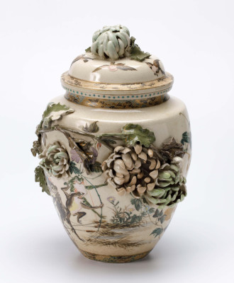 Covered vase decorated with dancing frogs in nanga style and chrysanthemum in relief, Japan, Meiji period (1868–1912), h. 31 x diam. 21 cm, stoneware with overglaze enamels and gilding, Wereldmuseum (purchased on November 1, 1883), RV-420-26a.