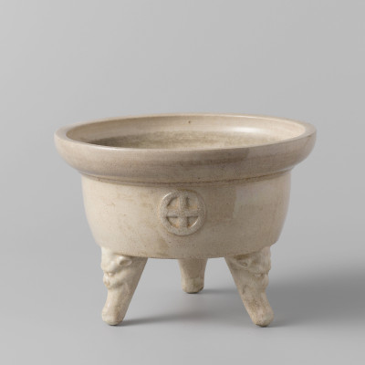 Bowl with weapon on animal-shaped three-legged feet, Kagoshima, Japan, 18th century, h. 14.2 x diam. 19.9 cm, earthenware, Rijksmuseum (on loan from KVVAK), AK-MAK-849.