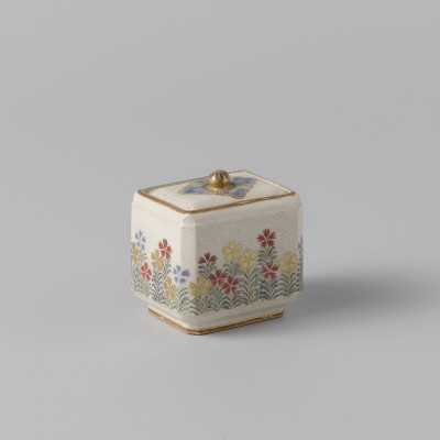 Incense burner with flowering plants, Japan, ca. 1860-1880, h. 5.4 x w. 3.4 x l. 4.2 cm, stoneware with overglaze enamels and gilding, Rijksmuseum (on loan from KVVAK), AK-MAK-833.