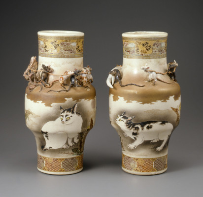 Pair of vases with cats and in relief mice, Miyagawa Kōzan 宮川香山 (1842–1916), Kyoto, Japan, Meiji period (1868–1912), h. 34.5 x w. 18 cm, stoneware with overglaze enamels and gilding, Ibaraki Ceramic Art Museum