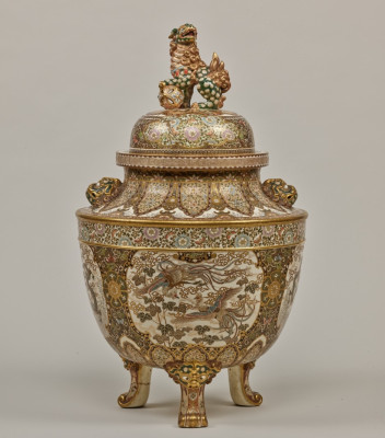 Decorative jar with auspicious design of phoenixes, Kinkōzan Sōbei VII 七代錦光山宗兵衛 (1868–1927), Kyoto, Japan, Meiji period (1868–1912), h. 46.4 x diam. 23.2 cm, stoneware with overglaze enamels and gilding, Tokyo National Museum