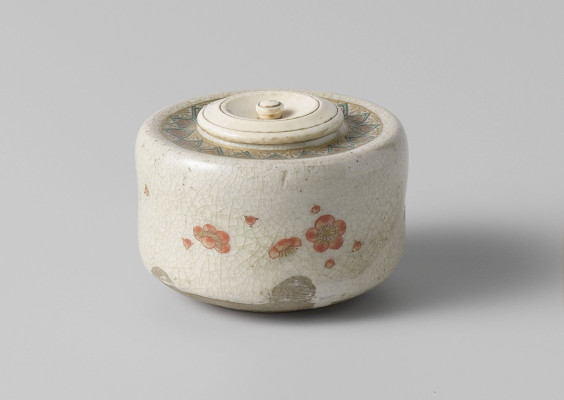 Tea caddy with prunuses and decorative border, Japan, 19th century, h. 4 x diam. 5.8 cm, stoneware with overglaze enamels and gilding, Rijksmuseum (on loan from KVVAK), AK-MAK-843.