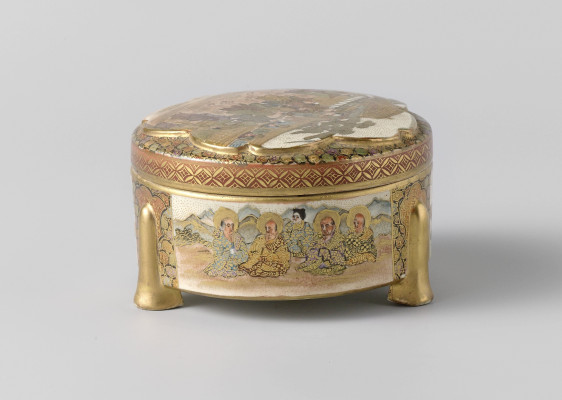 Covered box with figures in various scenes, Japan, 1870-1920, h. 7 x diam. 7.5 cm, stoneware with overglaze enamels and gilding, Rijksmuseum (on loan from KVVAK), AK-MAK-1193.