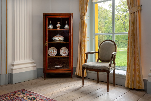 1.	Interieur van Landgoed Fraeylemaborg met porselein uit de Jan Menze van Diepen collectie. Foto Trudelies de Graaf