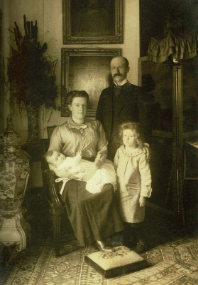 2. Het echtpaar Thomassen à Thuessink van der Hoop van Slochteren met hun dochters; Jeanne (1910-2002) en Louise (1915-2008) in 1916. Foto: Stichting Landgoed Fraeylemaborg