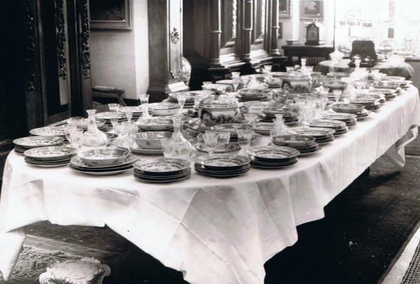 4.	The Pronk service from Fraeylemaborg at the 1971 auction. Photo: Fraeylemaborg Estate Foundation.