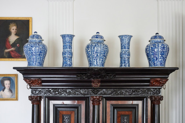 Vijfdelig kaststel, Jingdezhen, China, Kangxi (1662-1722) porselein, onderglazuur blauw / Kussenkast van palissander- en ebbenhout op eik, Noordelijke Nederlanden, 1650-1700, Stichting Landgoed Fraeylemaborg (bruikleen van J. B. Scholtenfonds), FB-P-6002 en FB-M-5005