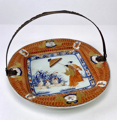 7.	Bord met ontwerp ‘De Parasoldames’ van Cornelis Pronk (1691-1759), Jingdezhen, China, 1735-1740, porselein, onderglazuur blauw en overglazuur emailkleuren, Jan Menze van Diepen Collectie JMD-P-3170