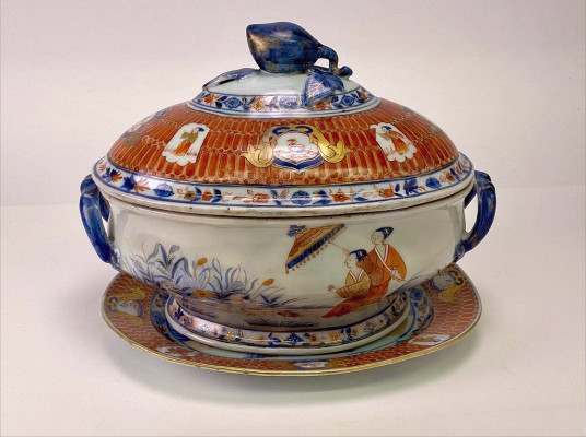 8.	Terrine en onderschotel met ontwerp ‘De Parasoldames’ van Cornelis Pronk (1691-1759), Jingdezhen, China, 1735-1740, porselein, onderglazuur blauw en overglazuur emailkleuren, Jan Menze van Diepen Collectie, JMD-P-3175 