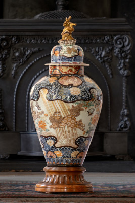 9. Dekselvaas, Arita, Japan (ca.1700-1720) porselein, onderglazuur blauw met overglazuur emailkleuren, Jan Menze van Diepen Collectie JMD-P-3202. Foto Trudelies de Graaf