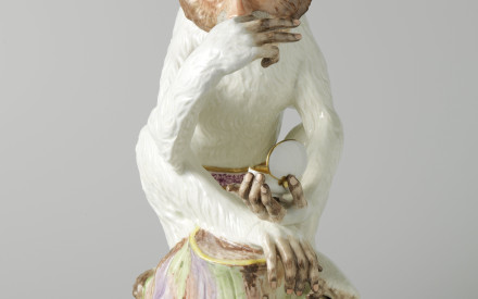 Monkey with snuffbox, Meissen Porcelain Manufactory, design Johann Joachim Kändler, 1730–1733, h 48,0cm, porcelain, Rijksmuseum Amsterdam, BK-17492