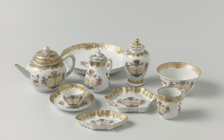Tea service for Maurits van Aerden and Constatia Helena ten Damme, China, 1740, porcelain with enamel colours, Rijksmuseum Amsterdam, AK-RAK-2005-1.  