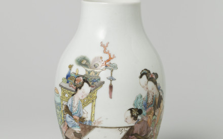 Vaas met go-spelende dames, Jingdezhen, China, Yongzheng-periode, gedateerd 1724, h. 15,3 cm, porselein, Rijksmuseum, AK-NM-6352-A