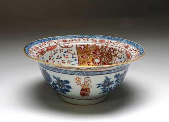 Klapmuts bowl, porcelain, China, c. 1725-1750, d. 18.3 x h. 8 cm, Museum Prinsenhof Delft Collection, donated by W.J. Rust, R 1273